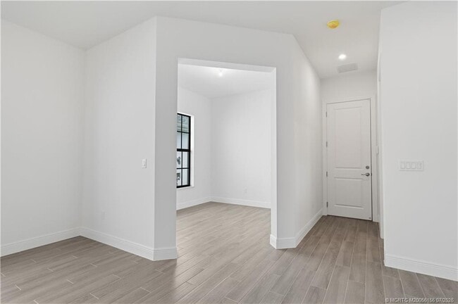 Building Photo - 870 SW Newfield Ave