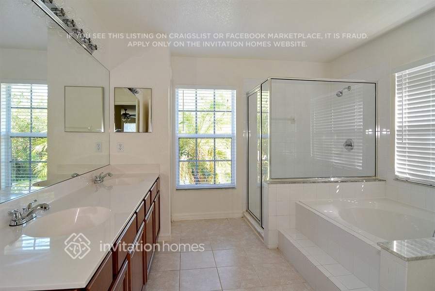 Building Photo - 2090 SW Capeador St