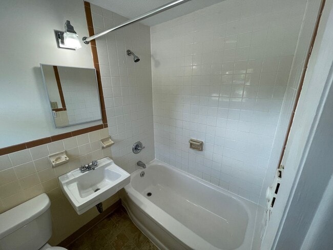 Building Photo - 20 A St