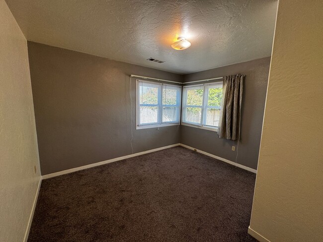 Building Photo - Cozy 2 Bedroom 1 Bath Home Located in the ...