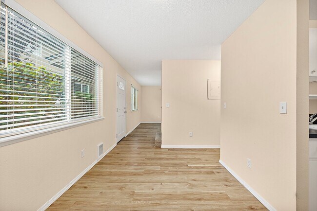 Building Photo - North Tacoma Condo Living | 2 Bed, 1.5 Bath End-Unit | Great Amenities!