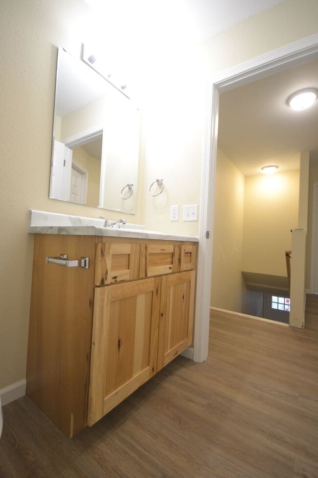 Building Photo - Spacious 3 Bed, 1.5 Bath Fourplex Unit in Buffalo, MO