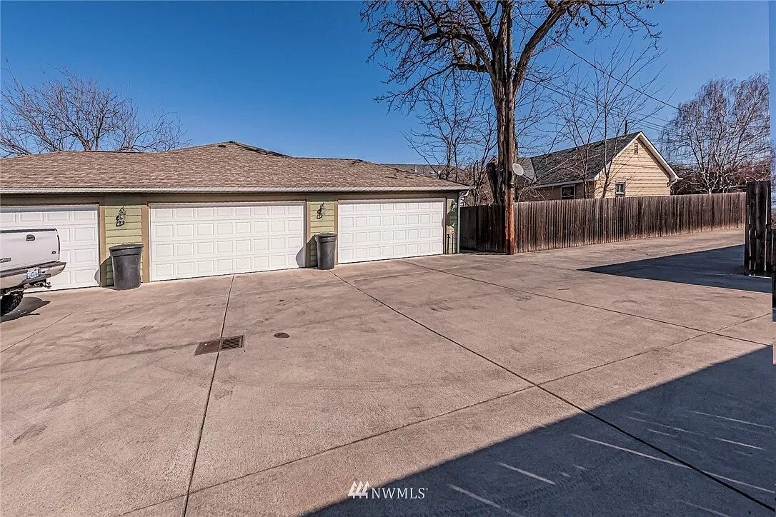 Private 2 car garage - 2122 Howard St