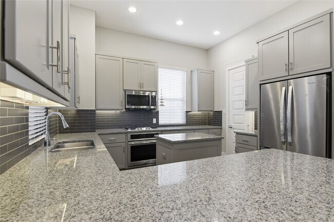 Building Photo - 819 Algona Ave