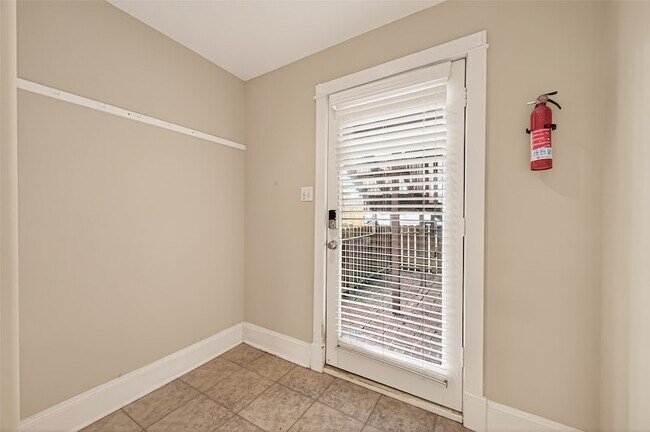 Building Photo - 1807 Crocker St