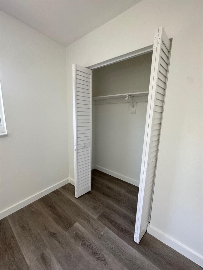 Building Photo - 4051 NE 4th Ave