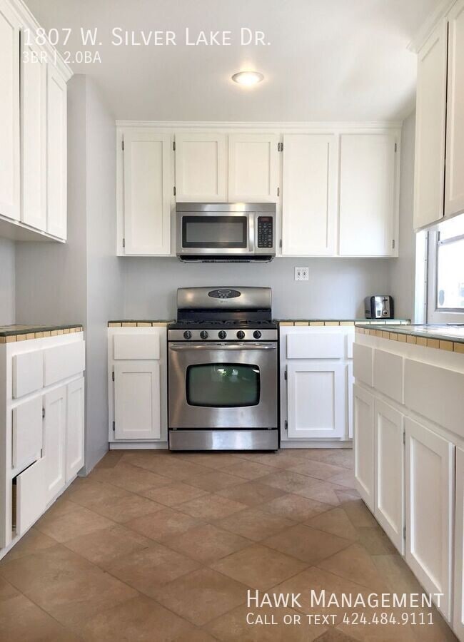 Building Photo - 1807 W Silver Lake Dr