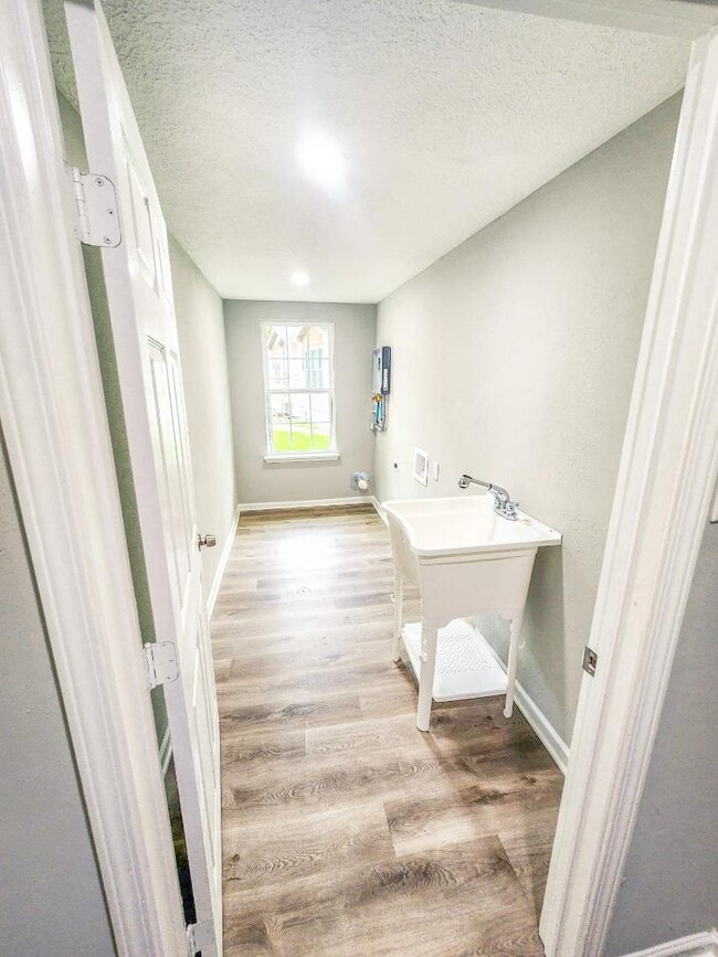 Building Photo - 305 Red Haven Dr