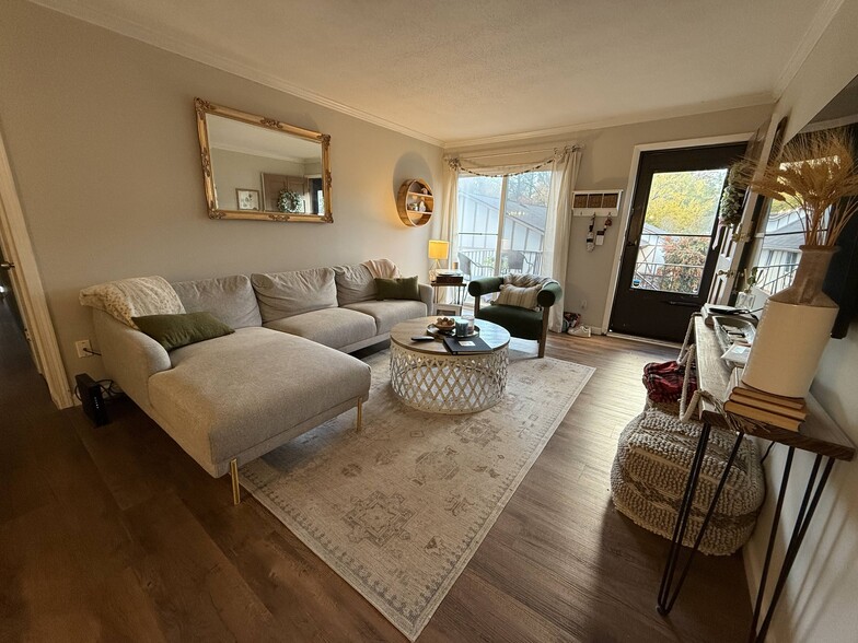 Living room (unit does not come furnished) - 1177 Church St