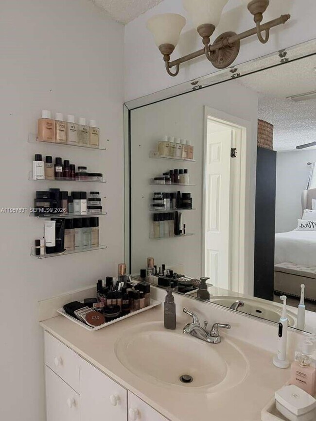 Building Photo - 10017 W Okeechobee Rd