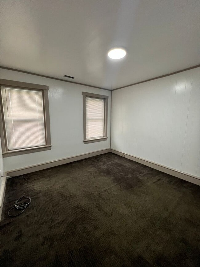 Building Photo - 3 Bedroom Apartment Available w/ 2 car garage