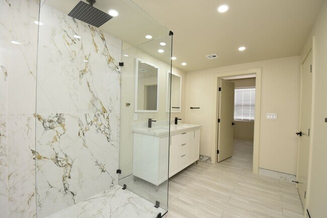 Building Photo - 8000 W Badura Ave