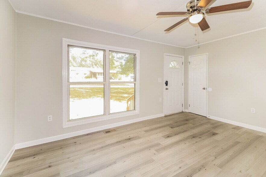 Building Photo - 111 Camellia Cir