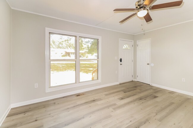 Building Photo - 111 Camellia Cir