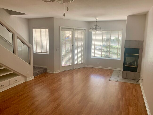 Building Photo - 3139 Dickens St