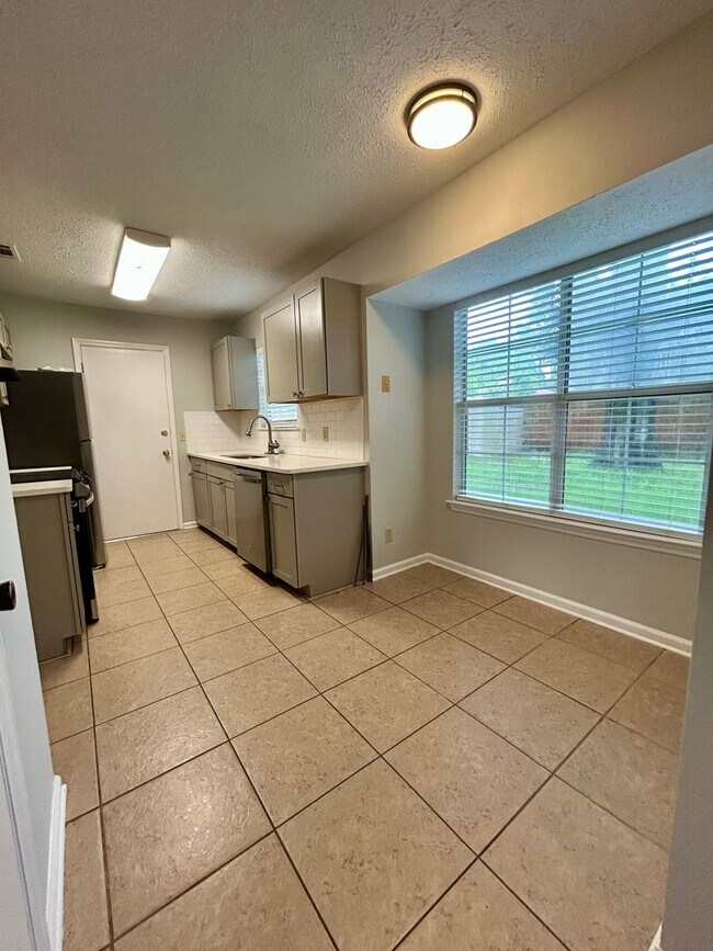 Building Photo - Newly Remodeled 3 Bedroom, 2 bath home with bonus room in Coffee Bluff Area.