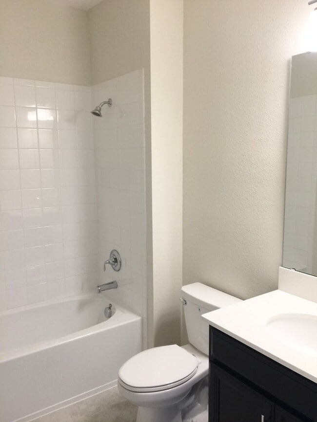 Building Photo - 4 Bedroom 3.5 Bath Townhome in The Vistas ...