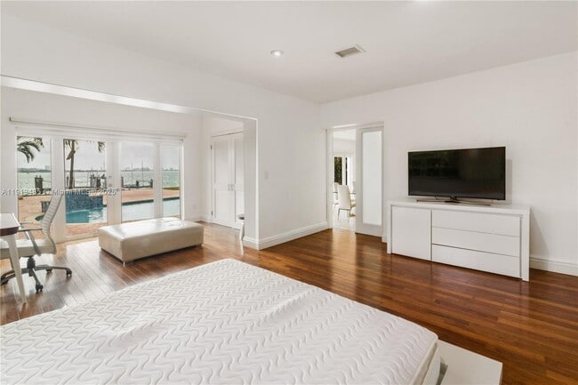 Building Photo - 1700 Bay Dr