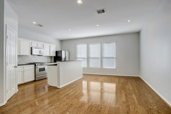 Building Photo - 3023 N Heights Hollow Ln