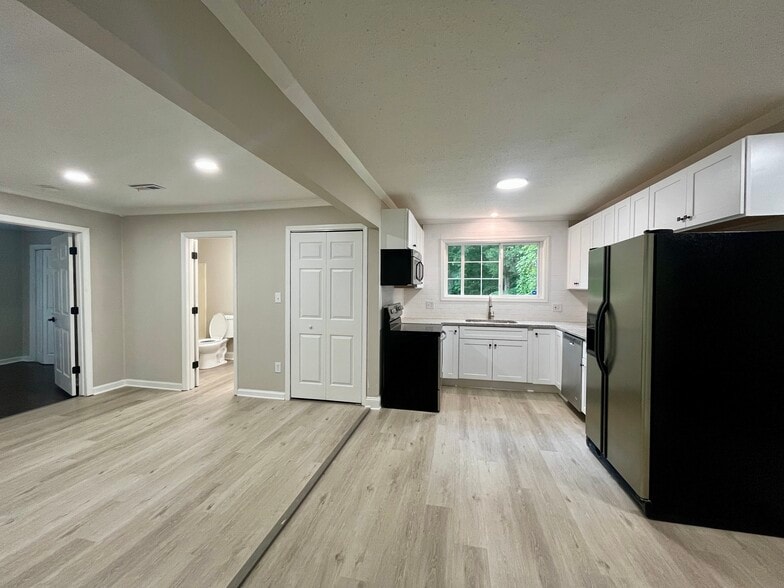 Building Photo - 2010 Simmons St