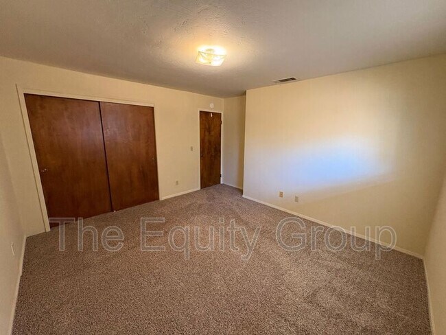 Building Photo - 811 W Arlen Ct