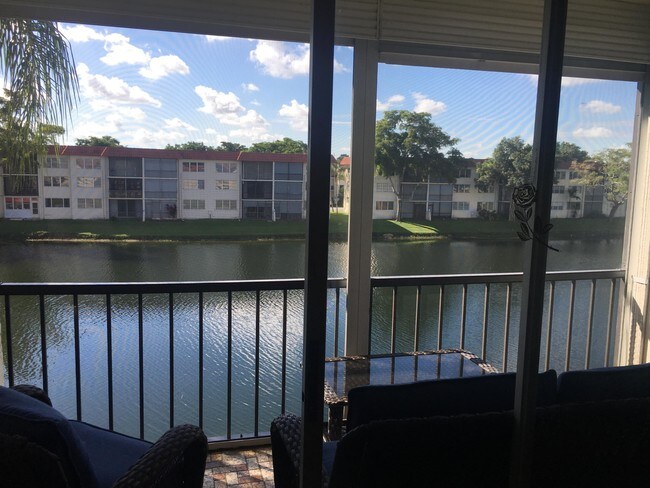 Building Photo - 361 S Hollybrook Dr