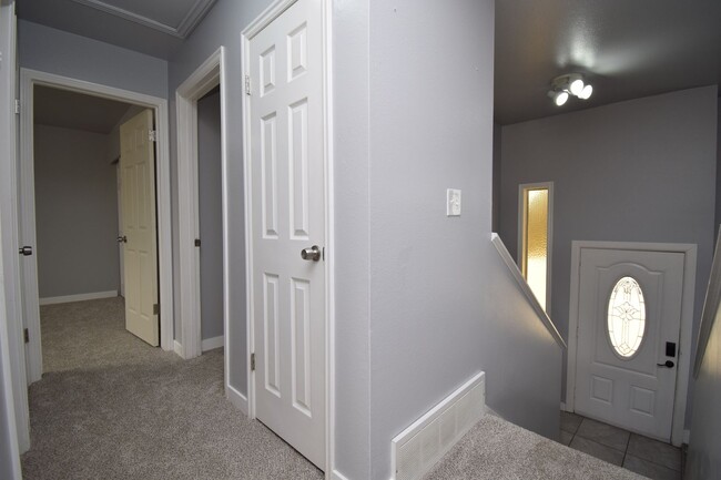 Building Photo - Comfortable Kearns 4-Bed Home with Spacious layout & Private Yard