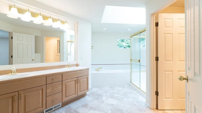 Building Photo - 4Bd/2.5Ba Bellevue House