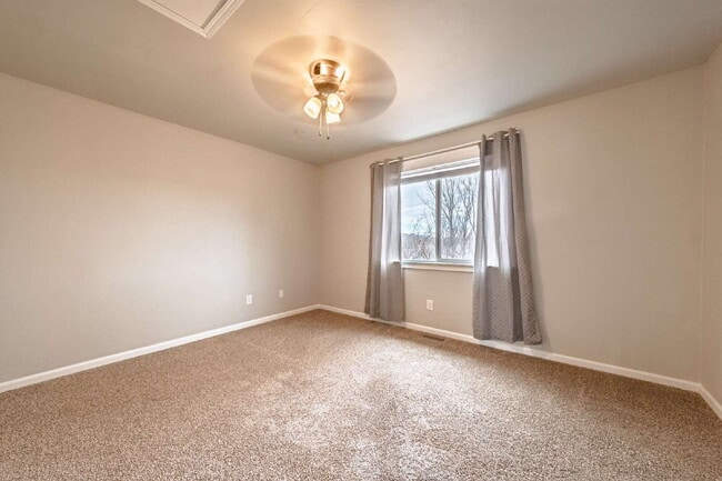 Building Photo - Beautiful Townhome with 3bedrooms and 3 bathrooms, and 1 car garage for rent.