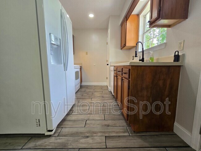 Building Photo - 8900 Forest Oak Dr