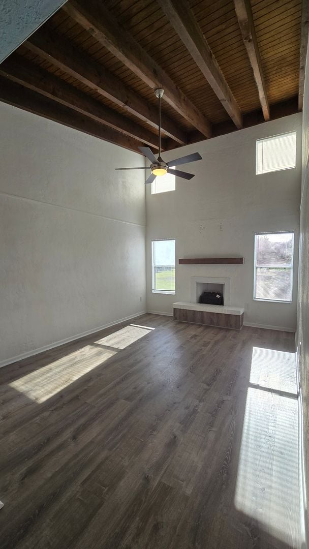 Building Photo - 3 bedroom 2 bath 2nd floor condo