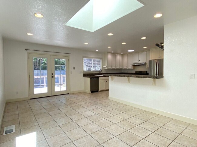 Building Photo - 3 Bedroom Home in East Santa Rosa