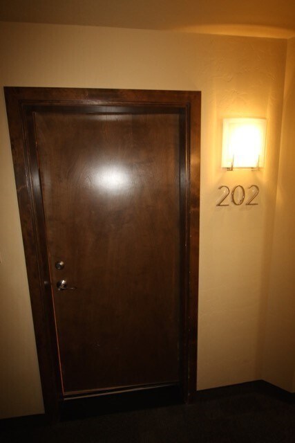 Building Photo - 2 Bedroom Condo close to Downtown and Shop...