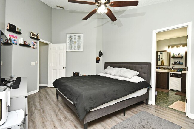 Building Photo - Charming 3/2 home 32825