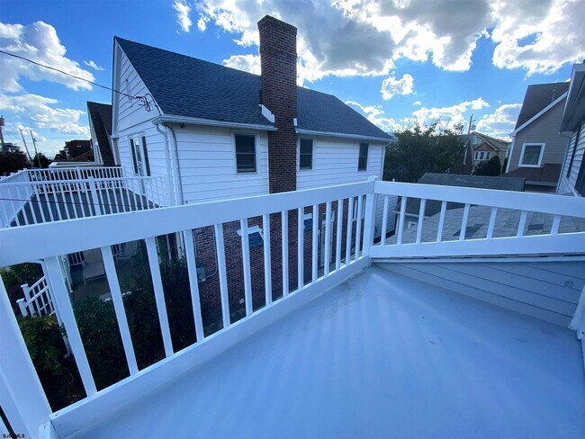 Building Photo - 4 S Iroquois Ave