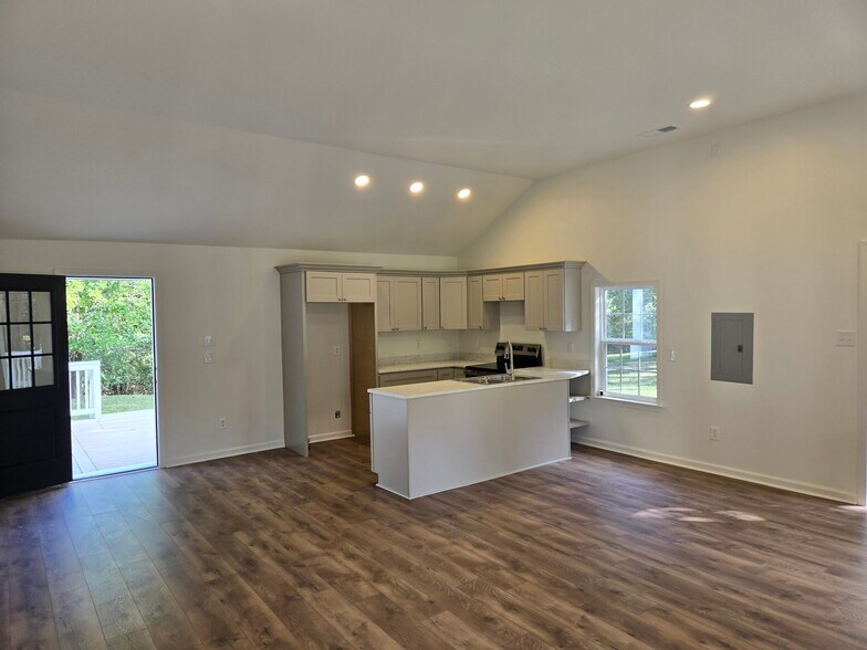 Building Photo - 880 Pisgah N