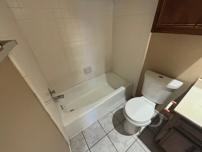 Building Photo - 1 bed 1 bath duplex unit