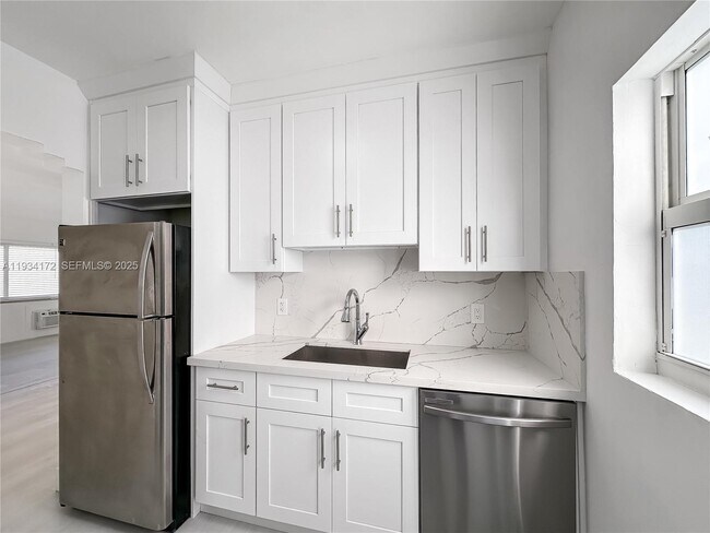 Building Photo - 955 Bay Dr