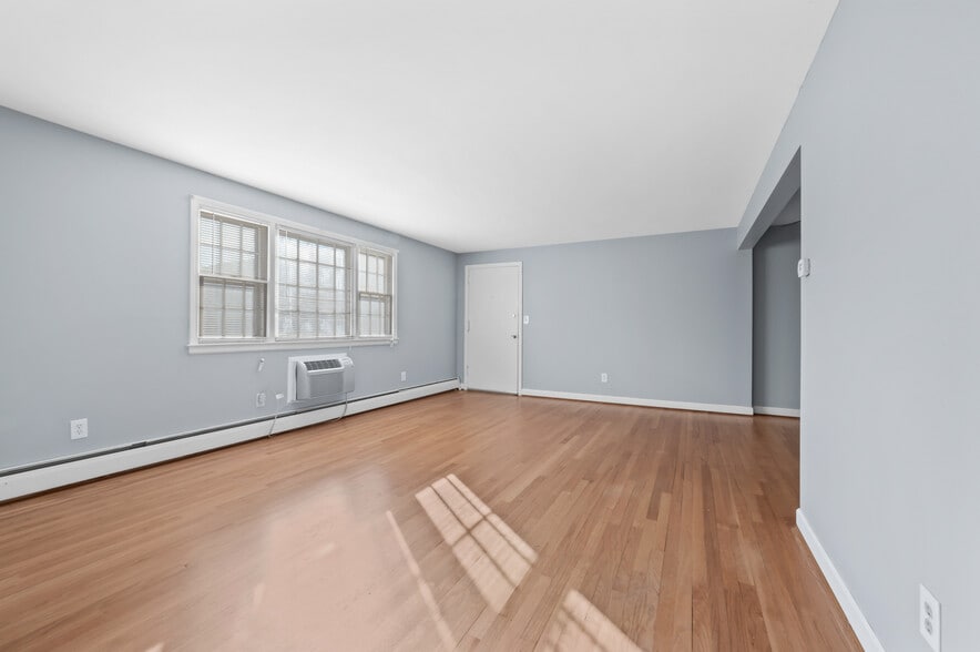 Building Photo - 340 Charter Oak St