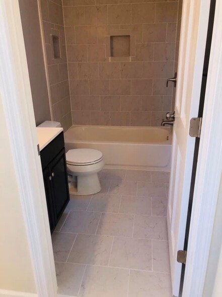 Full bathroom - 783 East St