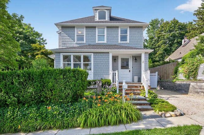 Primary Photo - 25 Soundview Ave