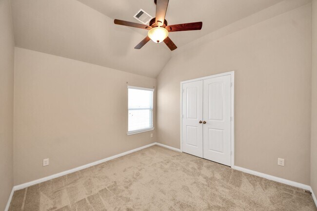 Building Photo - 3115 Lake Dr