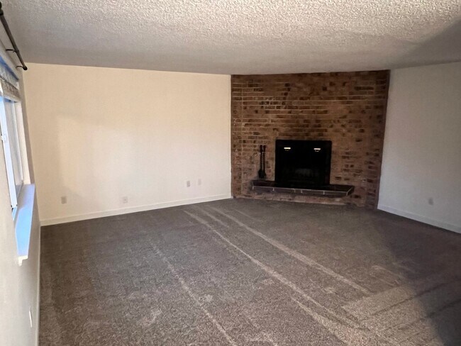 Building Photo - Duplex Must See Stunning Updated 2BR/1BA/1 car garage Avail. June 5th