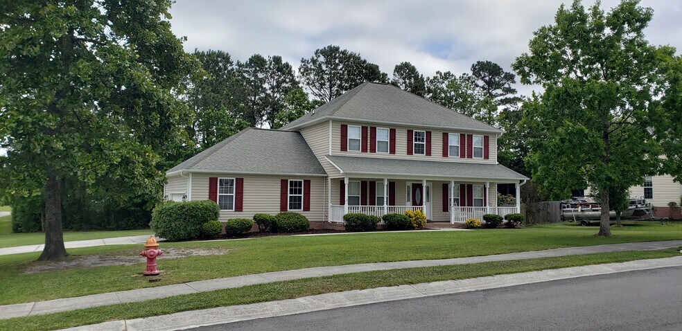 Building Photo - 421 Holly Ln