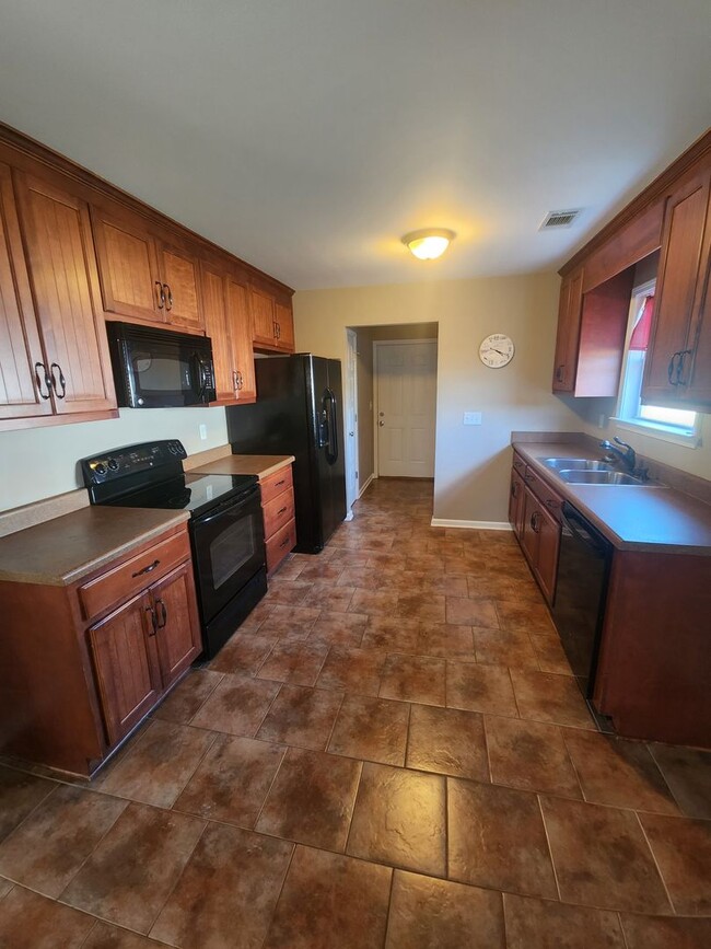 Building Photo - Cozy 3 Bed 2 Bath Home Available Now