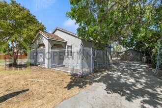 Building Photo - Looking for a charming 2-bedroom, 1-bath s...