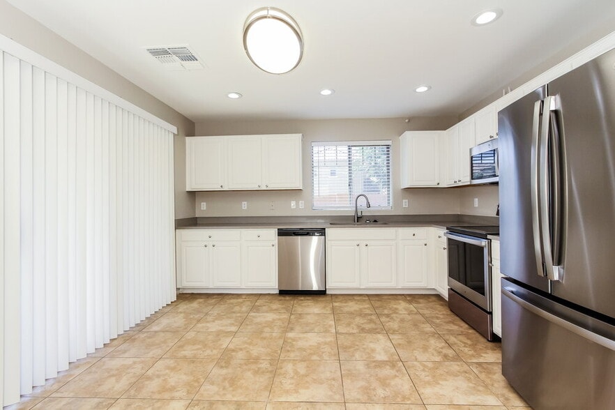 Building Photo - 2466 E Vermont Dr