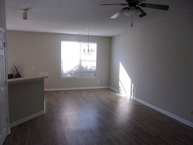 Building Photo - 3 Bedroom / 2.5 Bathroom with 2 car garage...