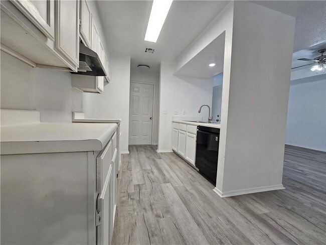 Building Photo - 2324 W Roselawn St