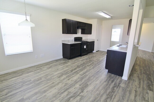 Building Photo - 11 Leisure Shore Ct